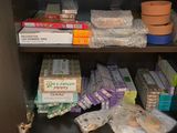 une étagère remplie de provisions et de produits de première nécessité dans un placard
