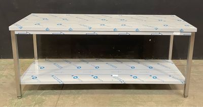 une photo d'une table en acier inoxydable ornée d'un motif bleu et blanc