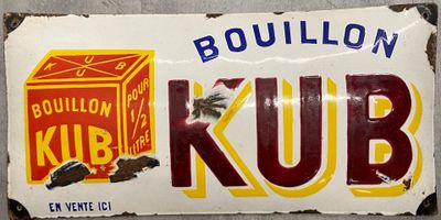 une vieille enseigne en tôle représentant une boîte de Kub et une boîte de chocolat