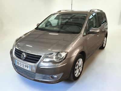 La voiture est garée dans une pièce blanche, sur fond blanc.