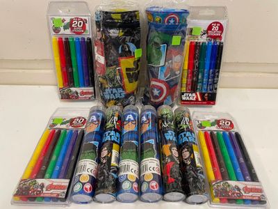 beaucoup de crayons et de stylos posés sur une table