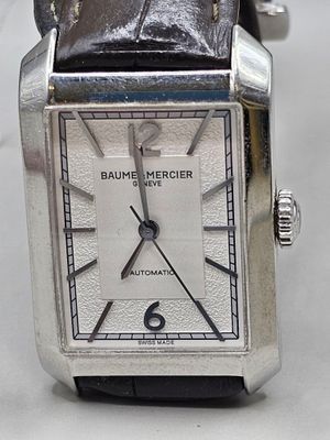un gros plan d'une montre-bracelet avec un bracelet en cuir