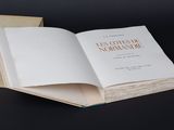 un livre ouvert posé sur une table