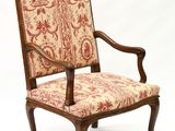 une image d'une chaise avec un dossier et des accoudoirs tapissés de fleurs
