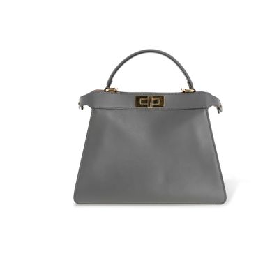 un sac à main en cuir gris sur fond blanc