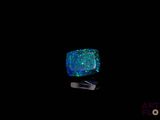 une photo d'une bague sertie d'un opale de feu bleue et verte