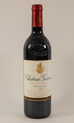une bouteille de vin posée sur une table