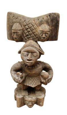l'image d'une statue d'un homme avec un chapeau sur la tête