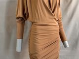 une robe de mannequin à manches longues et à encolure en V