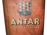 une vieille boîte en fer-blanc sur laquelle est inscrit le mot « antar »