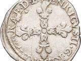Gros plan sur une pièce de monnaie portant une croix