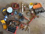 un grand nombre d'outils posés à même le sol
