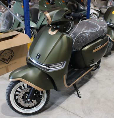 une moto verte garée dans un garage