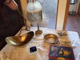 une table sur laquelle se trouvent une lampe, un livre et d'autres objets