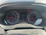 un gros plan du compteur de vitesse et des jauges d'une voiture