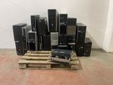 un tas de vieux matériel informatique posé sur une palette