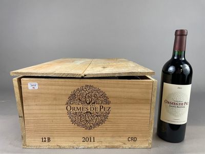 une caisse en bois ouverte, avec une bouteille de vin posée à côté