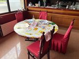 une table avec des chaises rouges et une nappe dessus