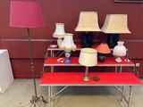 une table rouge avec deux lampes et une table rouge avec deux lampes