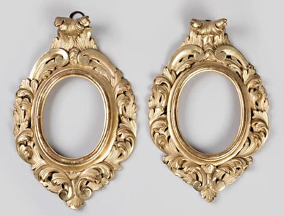 deux cadres ovales dorés ornés de motifs élaborés sur fond blanc