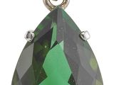 un gros plan d'un pendentif en cristal vert sur fond blanc