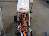 une petite machine qui se trouve dans un garage