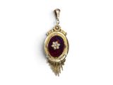 un gros plan d'un pendentif en or orné d'une fleur
