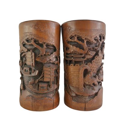 paire de vases en bois sculpté ornés de scènes asiatiques