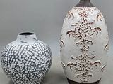 deux vases posés l'un à côté de l'autre sur une table