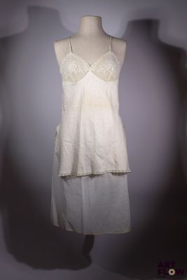 une photo d'une robe présentée sur un mannequin