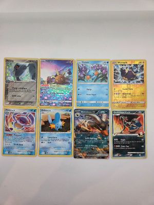 de nombreuses cartes Pokémon accrochées au mur de la pièce
