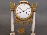 une horloge blanche et or posée sur une table