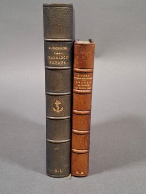 deux livres posés l'un à côté de l'autre sur une table