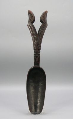 Cuillère "Wakemia" en bois mi-dur à belle patine sombre, le …