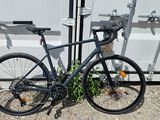 un vélo garé devant un conteneur