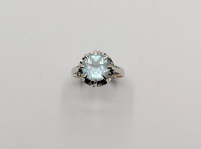 une bague en or blanc sertie d'une topaze bleu aqua