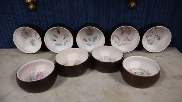 Suite de 9 coupelles en céramique des années 1960, décor fleuri. ...