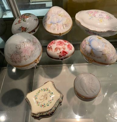 une vitrine en verre dans laquelle sont exposés divers plats décoratifs