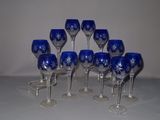 six verres à vin ornés de motifs bleus, posés sur une table