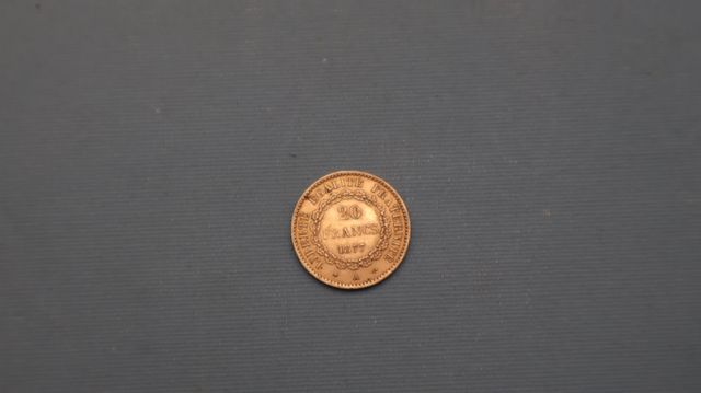 Une pièce de monnaie en or à valeur faciale de 20 francs Français...