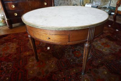 Petit guéridon formant table basse dans le goût Louis XVI - Photo 1