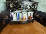 une étagère sur laquelle sont posés des livres