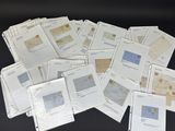 un grand nombre de documents posés sur une table