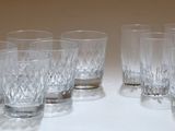 six verres posés sur une table devant un fond blanc