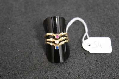 deux bagues en or ornées de pierres roses et bleues, avec une étiquette de prix