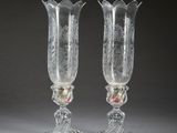 une paire de vases en verre transparent, chacun orné de motifs floraux