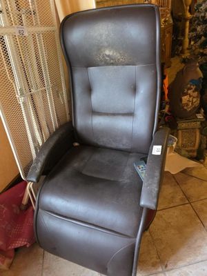 un fauteuil inclinable qui se trouve dans une pièce