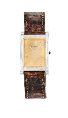 gros plan d'une montre sur fond blanc avec un bracelet marron