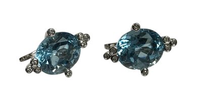 Paire de BOUCLES D'OREILLES "design" en or blanc 750/1000 (p…