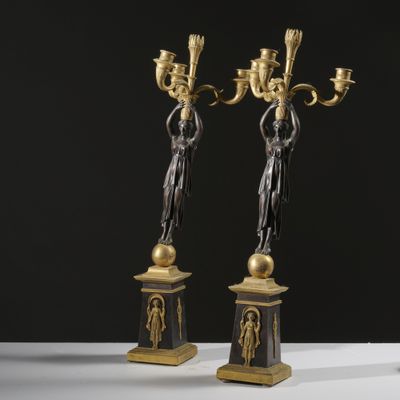 une paire de candélabres en bronze et en marbre noir